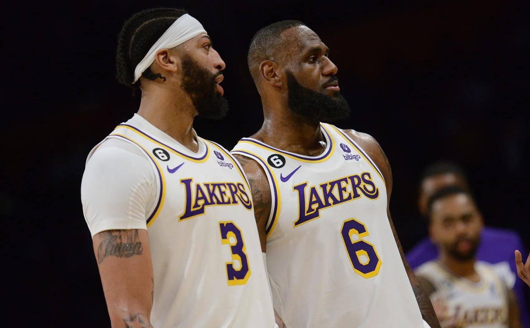 这对年轻选 这对年轻选