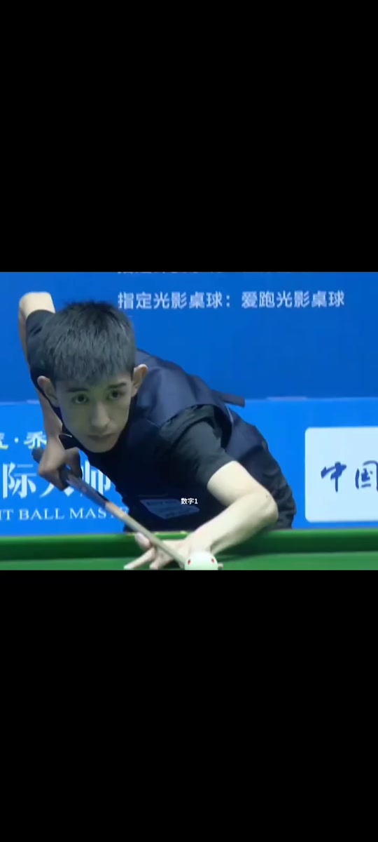 他在连续两 他在连续两